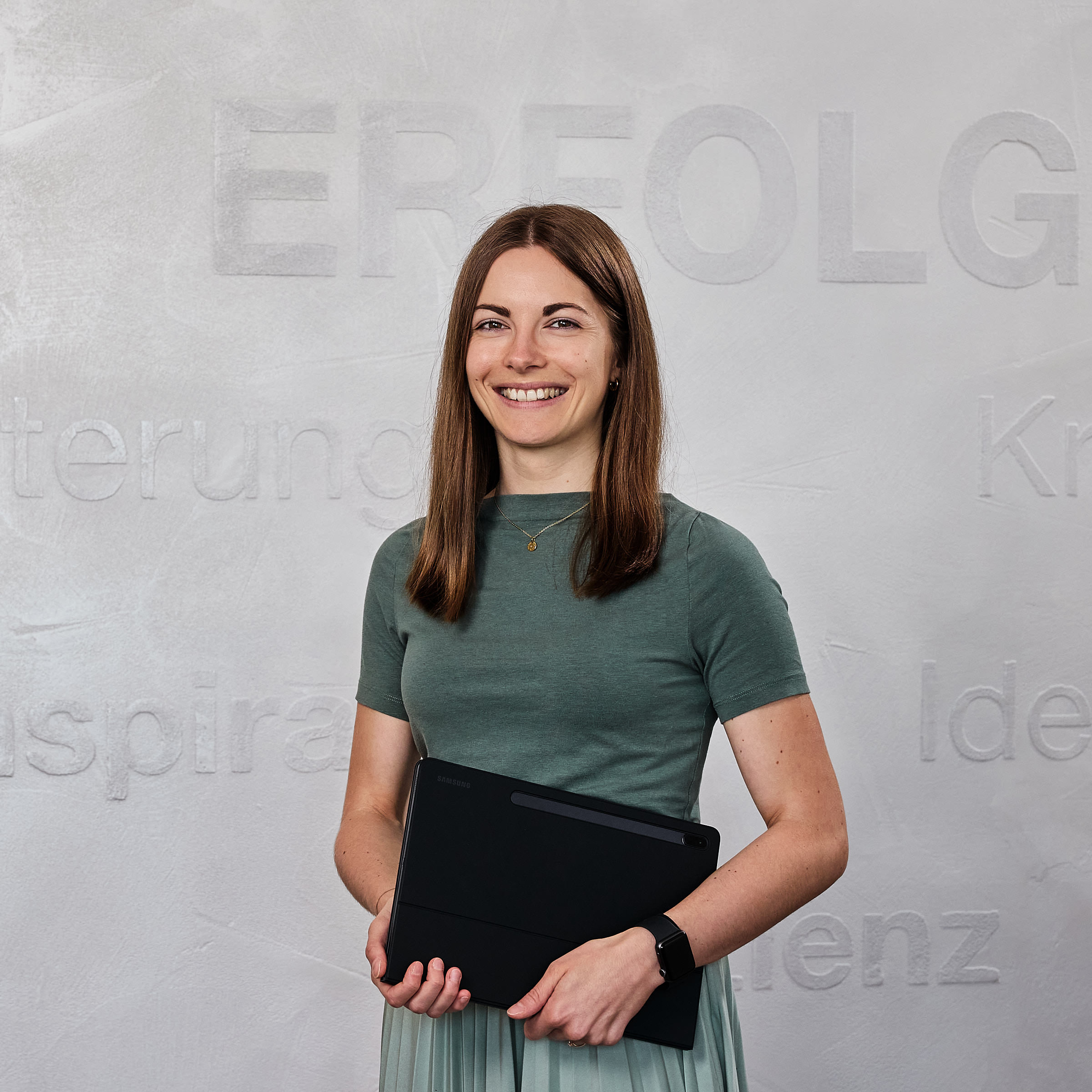 BMD Consultant Verena Reich mit Tablet im Porträt